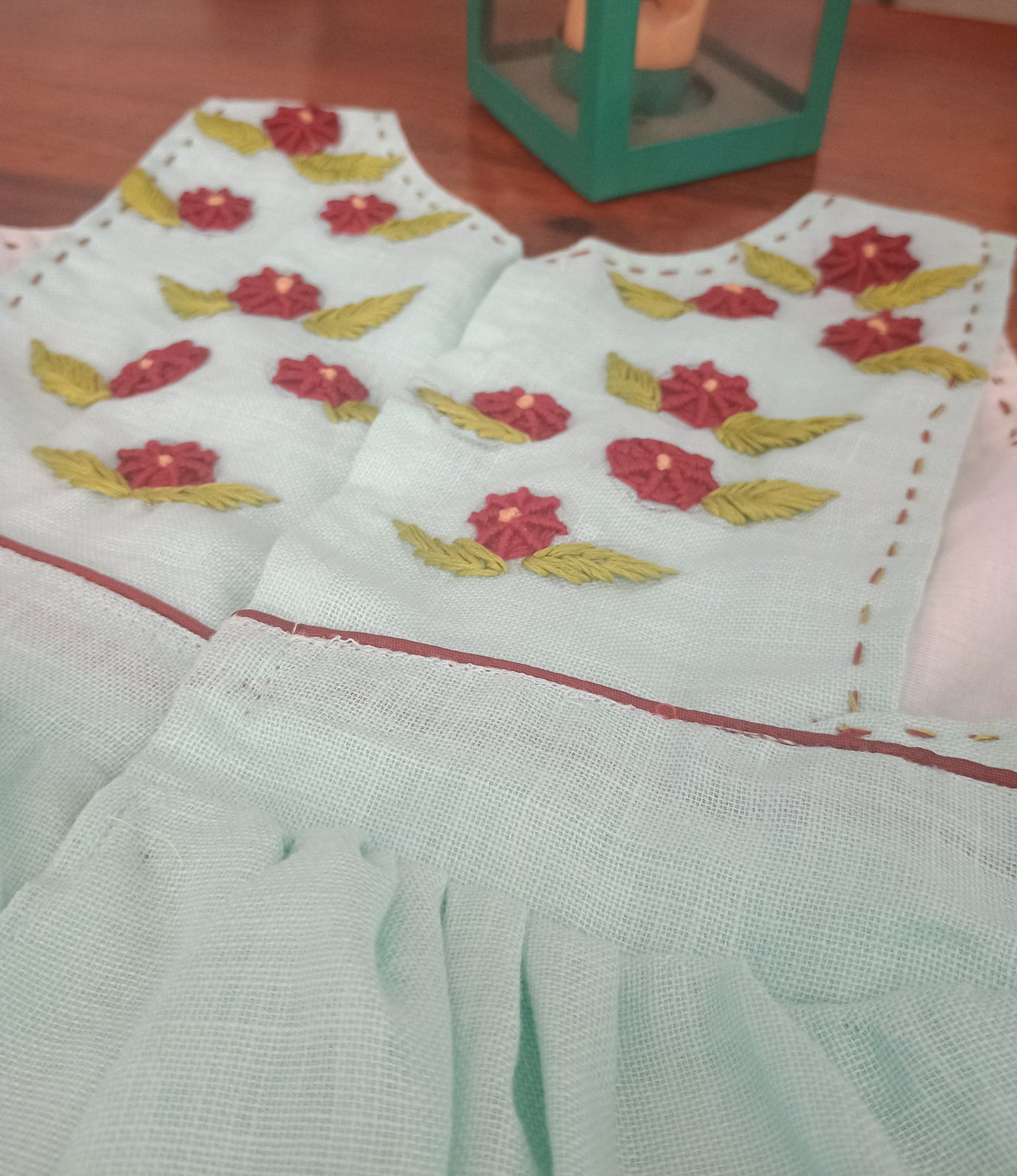 Sleeveless green linen dress with hand embroidery