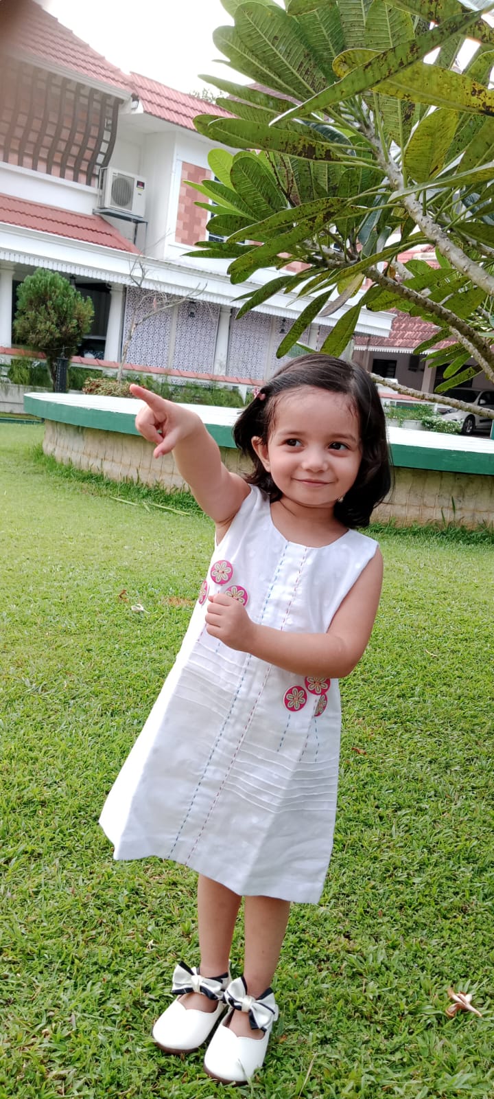 Sleeveless white cotton self polka