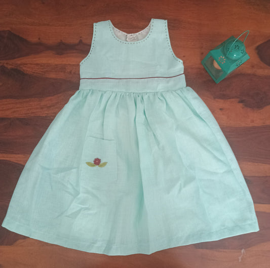 Sleeveless green linen dress with hand embroidery