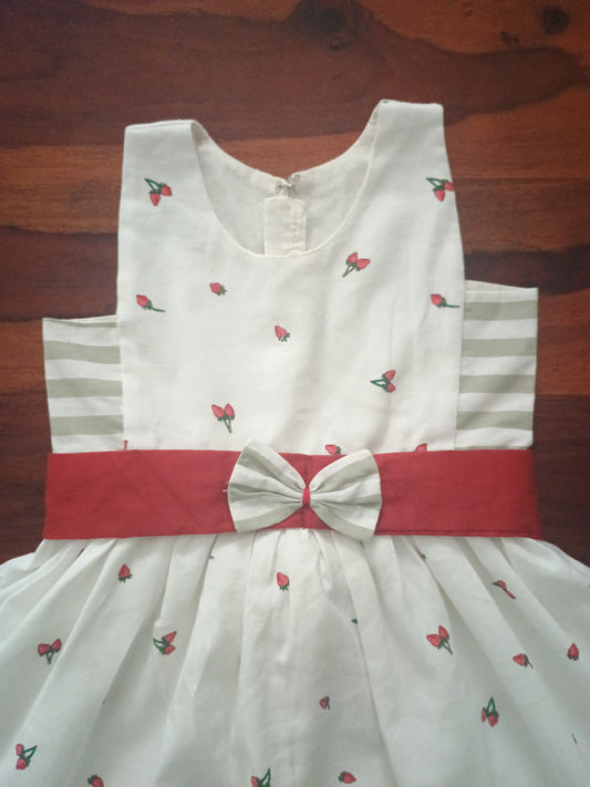 Sleeveless strawberry print cotton dress